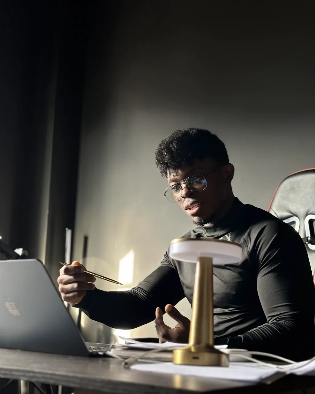 David Rentería trabajando en su estudio: revisa una auditoría en el portátil, de noche, con luz de escritorio